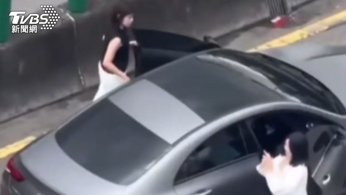 演習警報響！　2女車停高架上「路中央擺拍」