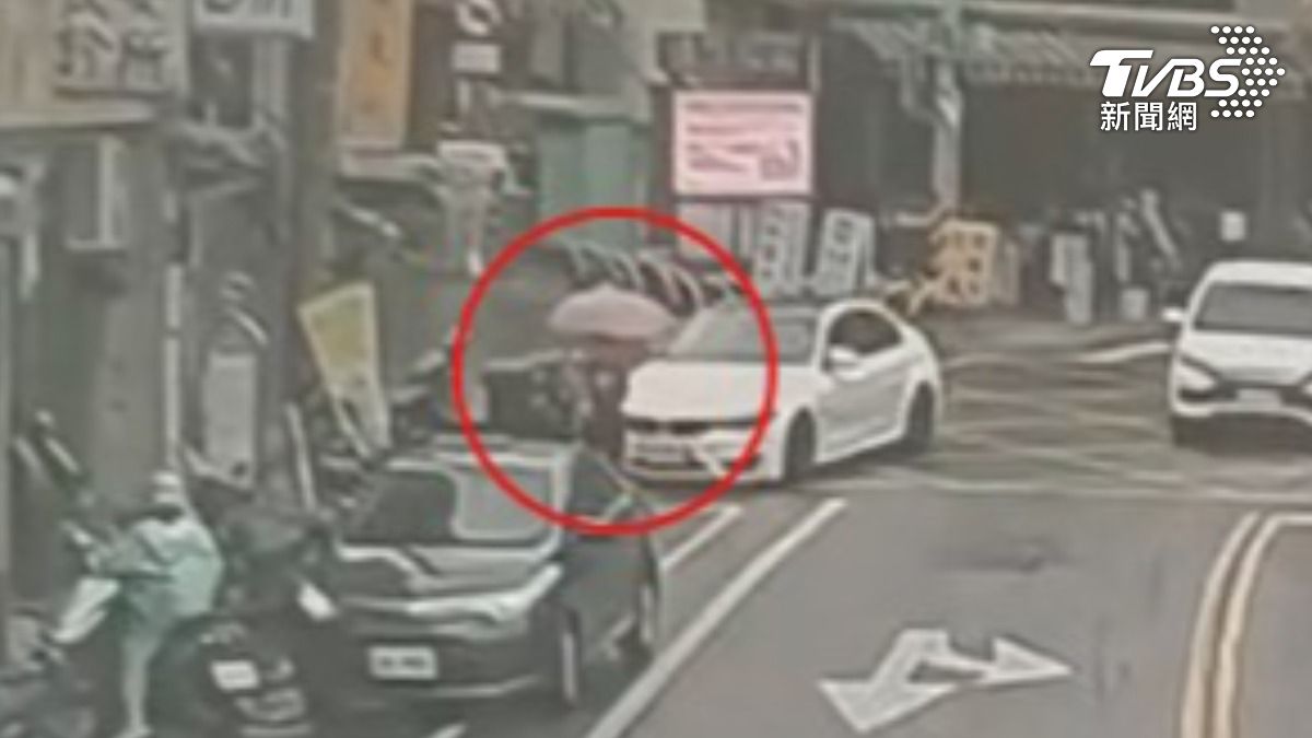 鬧區開４公里連撞2人！毒駕男車內發呆 警叫不動