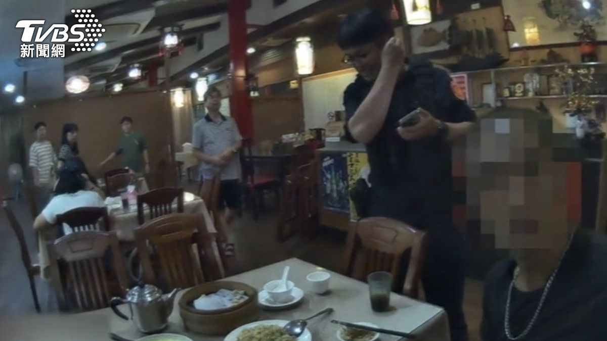 偷錢爽吃一桌菜！男做完筆錄又犯案　大啖美食遭警圍捕
