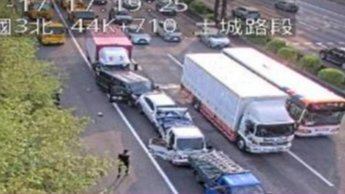 快訊／國3土城路段7車追撞「回堵6公里」　1女骨折送醫
