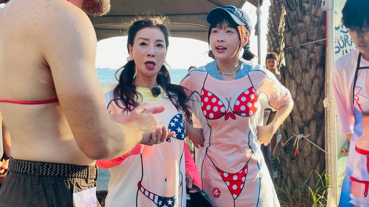 楊繡惠和籃籃穿著印有比基尼的服裝。（圖／民視提供）