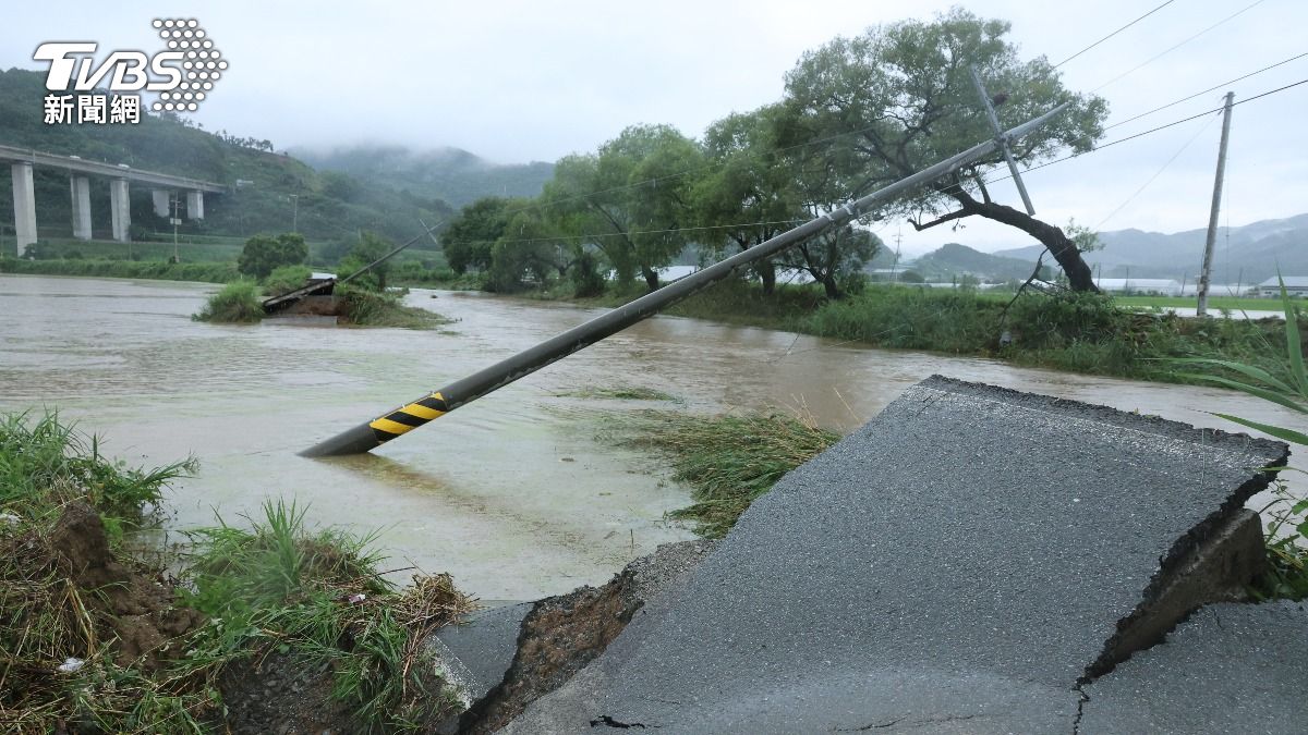豪雨侵襲韓國忠清南道，造成3人喪命。（圖／歐新社達志影像）