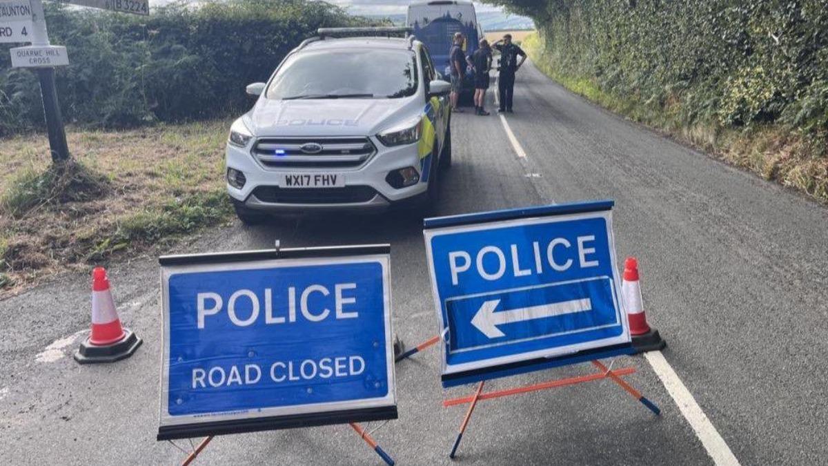 英國有輛校車發生翻覆事故，導致1名學童當場身亡。（圖／翻攝自X@Nafees760）