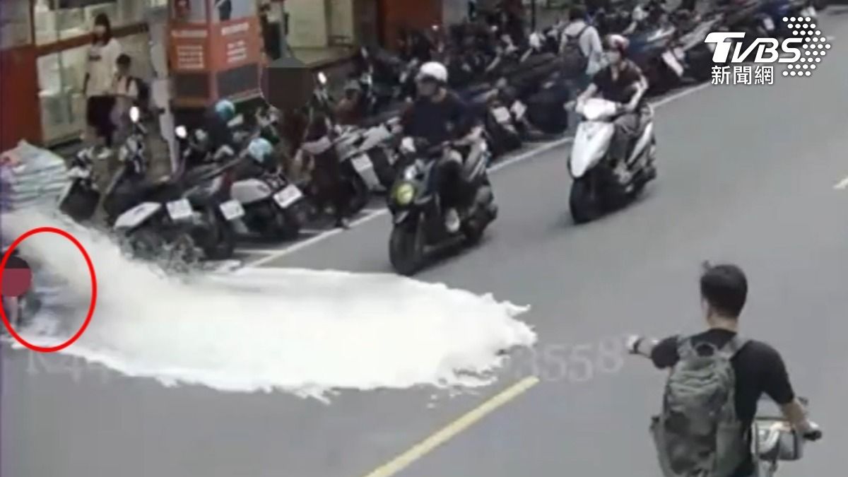 幫馬路洗澡？4歲童誤觸消防栓　泡沫噴滿街