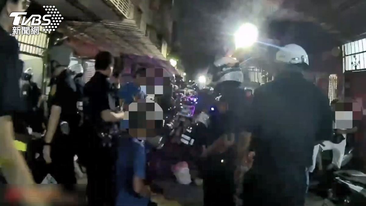 為了1500元！泥作、鷹架包商大亂鬥　6工人街頭互毆遭上銬帶走