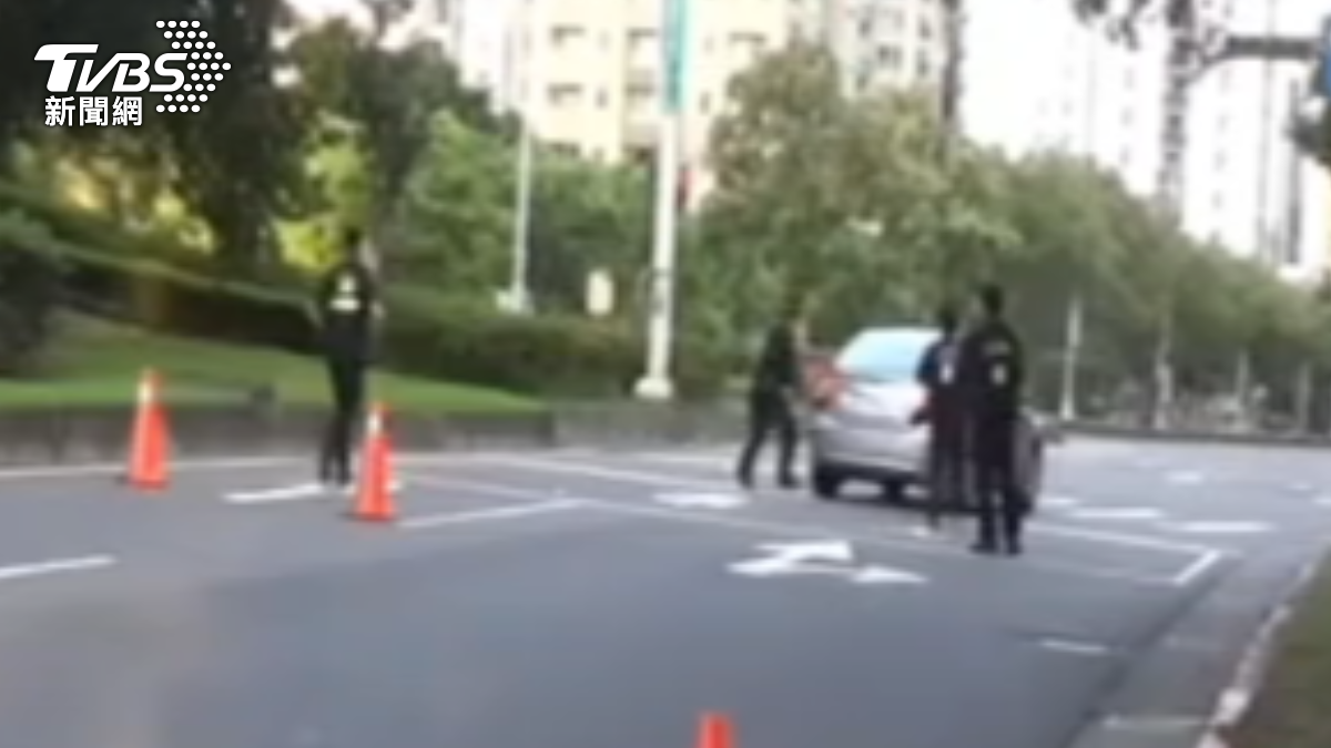 豪宅區清晨槍響！男拒檢撞警　中彈仍逃3公里