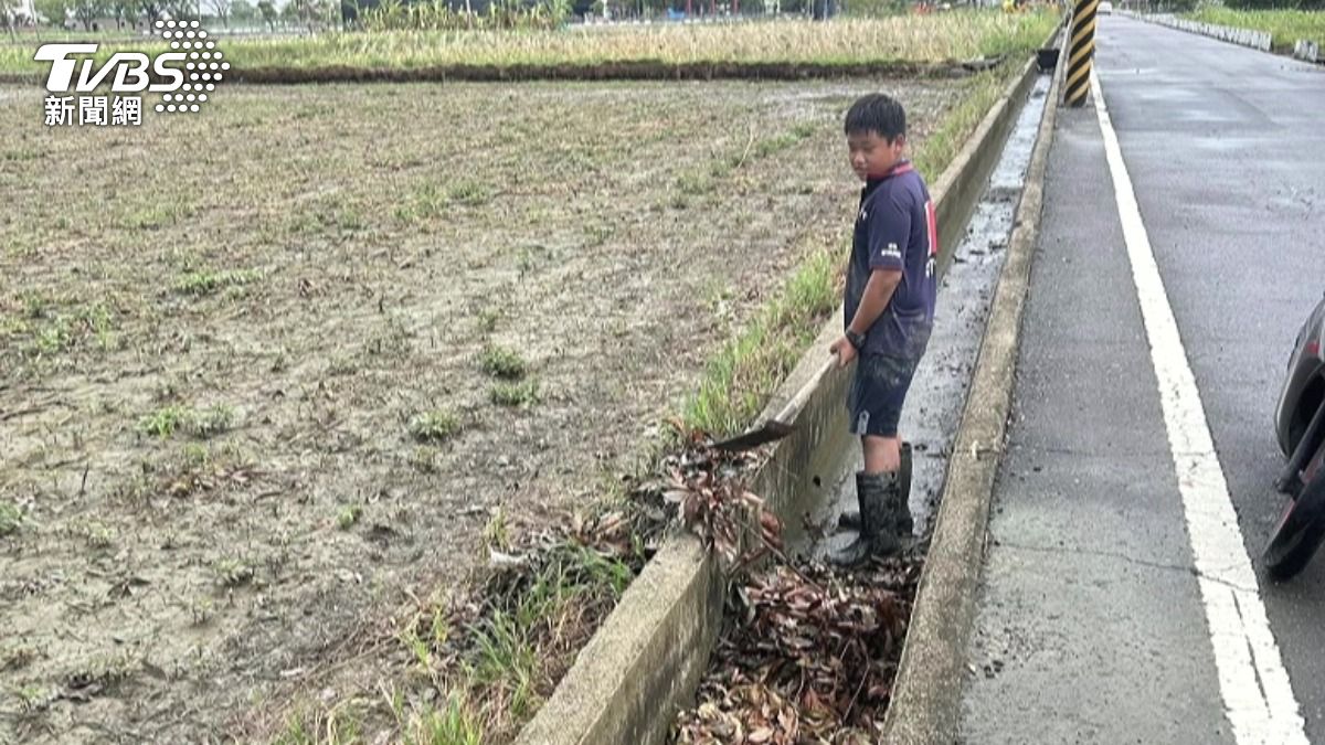 西港國中生颱後自發清水溝！　不畏泥濘暖爆7.8萬網友