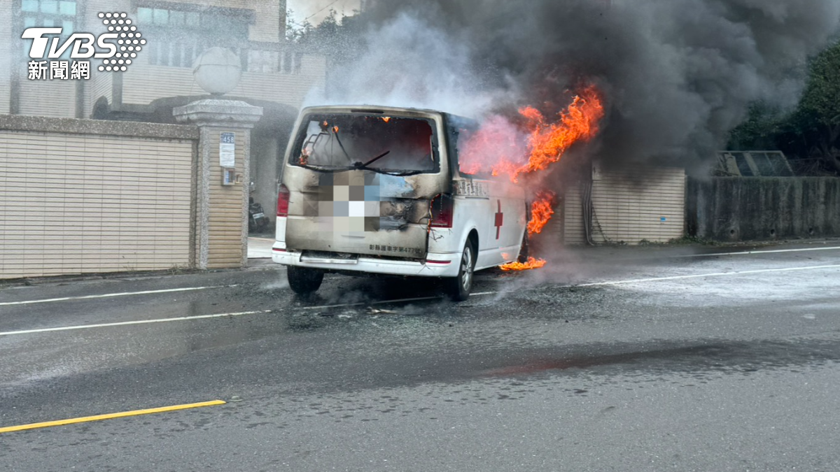 一輛民間救護車載養護中心住民回程途中,車頭不明原因突起火燃燒。(圖/TVBS) 一輛民間救護車載養護中心住民回程途中,車頭不明原因突起火燃燒。(圖/TVBS)