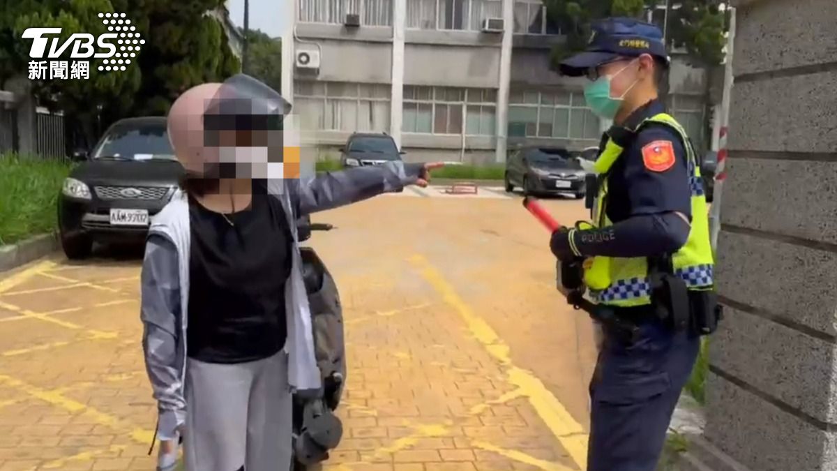 金門防空演習期間，一名婦人騎車領錢遭攔。（圖／TVBS）
