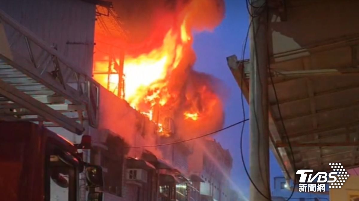 快訊／嘉義市芳興街4民宅遭恐怖火海吞噬　濃煙狂竄畫面曝