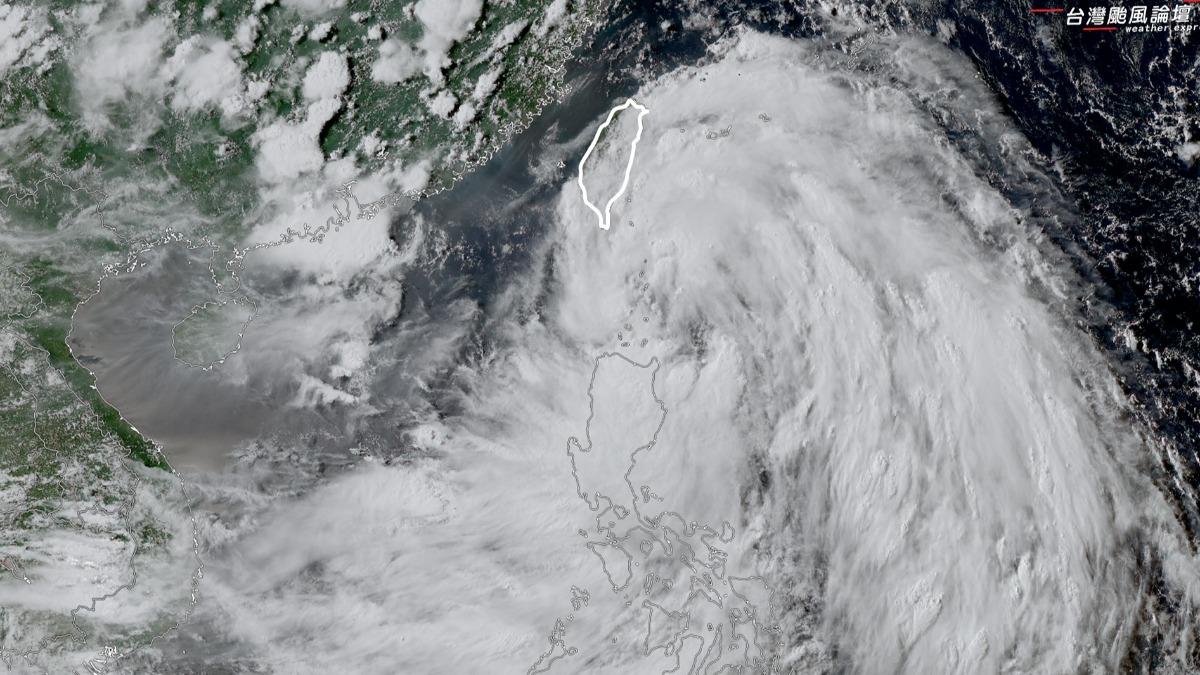 薇帕颱風「吸飽水氣」來襲，即使不會直接撲台也可能帶來驚人風雨。（圖／翻攝自「天氣風險 WeatherRisk」臉書）