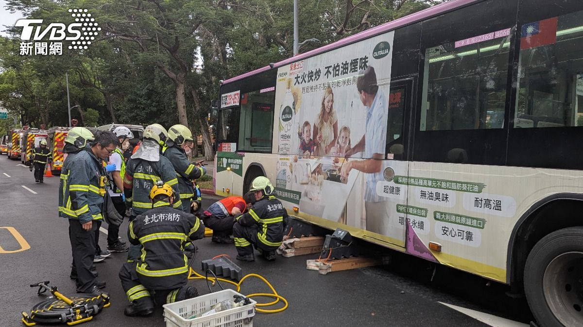警消人員使用器材頂起公車。（圖／TVBS）