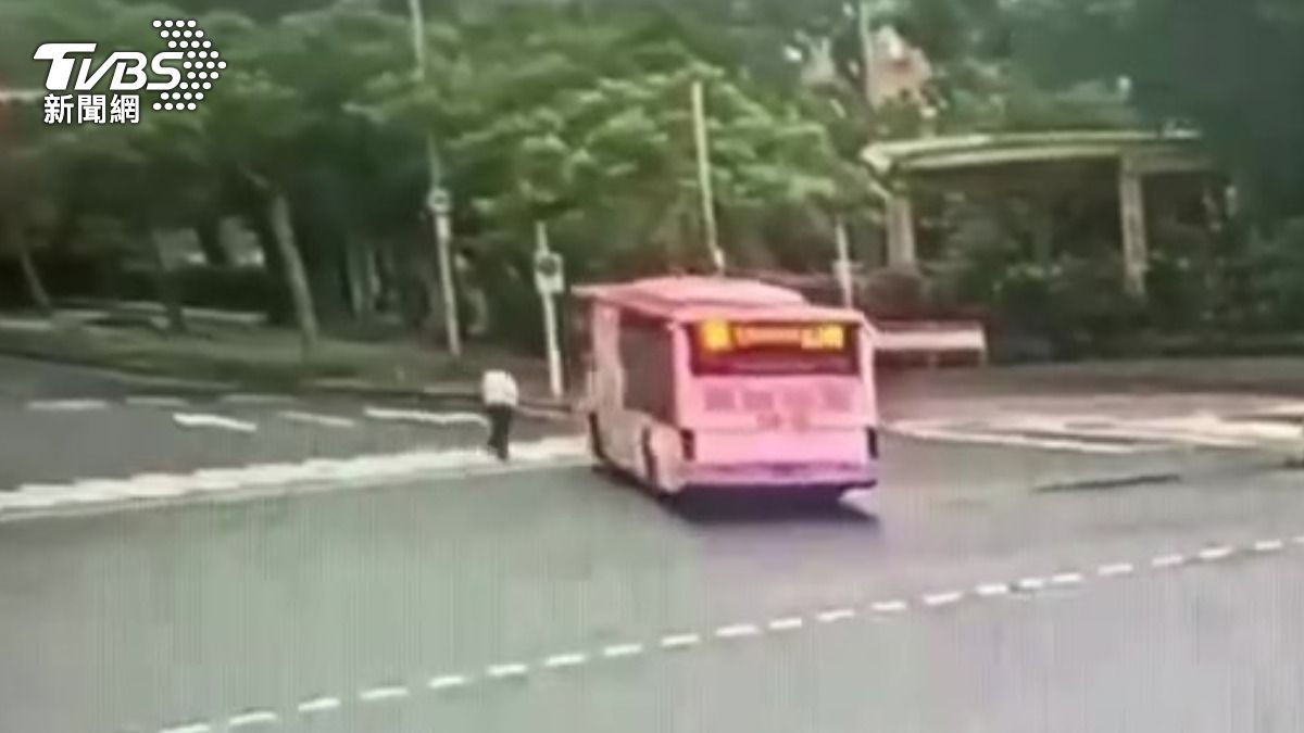 公車撞擊前情況。（圖／TVBS）