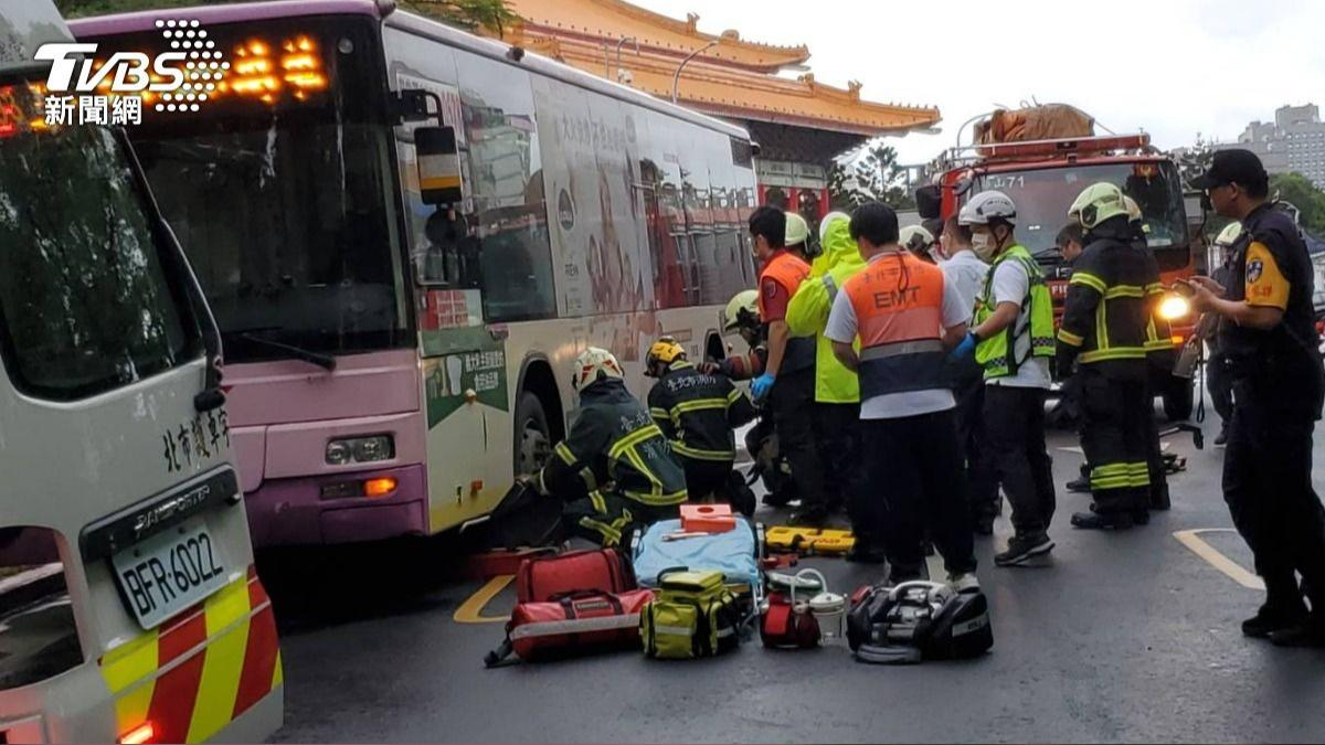 周佳正醫師遭公車輾壓送醫不治。（圖／TVBS）