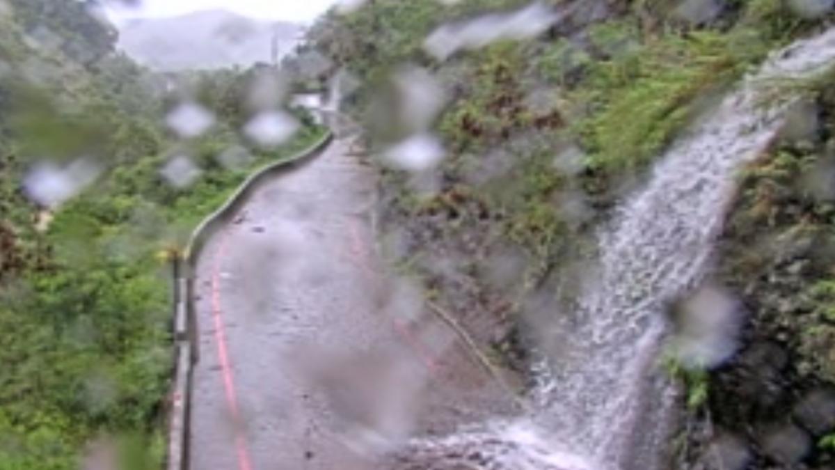 台23線7K+250路邊出現小瀑布影響交通。（圖／翻攝自高速公路資訊網）