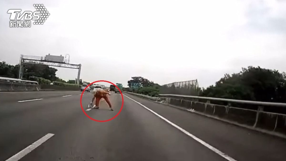 國道驚魂！工人撿掉落物遭遊覽車猛撞　噴飛畫面曝
