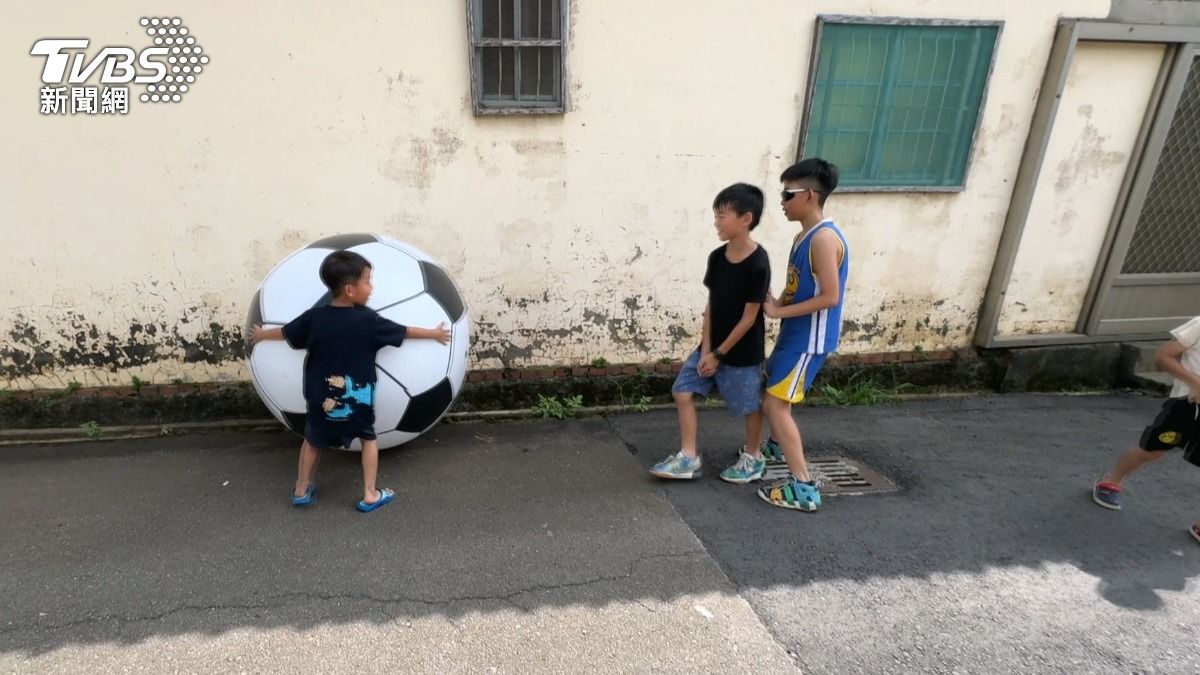 風吹足球不告而別！海風里長廣播協尋　真實版張君雅小妹妹