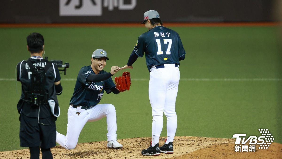 中職／明星賽郭俊麟「單膝下跪」求婚陳冠宇　全場狂喊：親一下