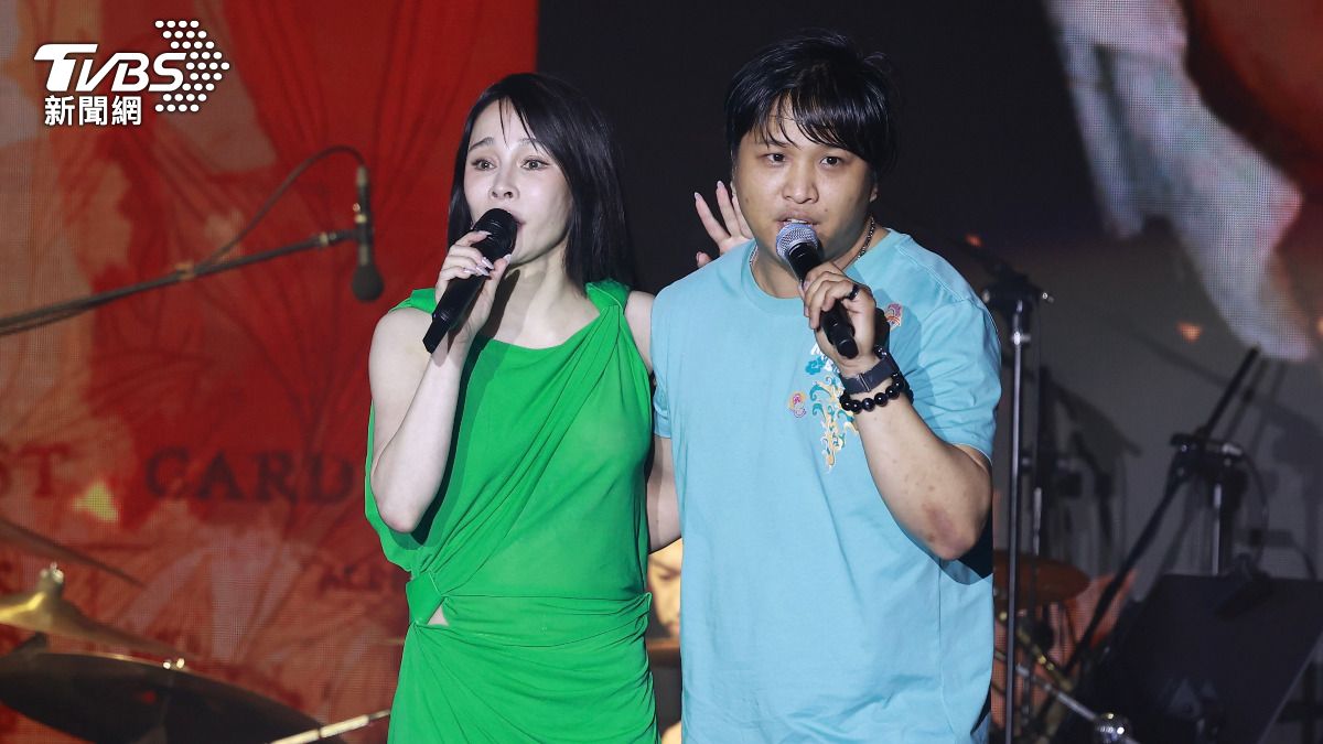 温嵐強忍喪父痛！揪親弟同台痛哭失聲　對唱紅帽男甜曝是男友