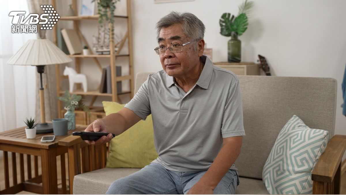 電視越開越大聲？醫示警聽力衰退「5徵兆」：失智風險增5倍