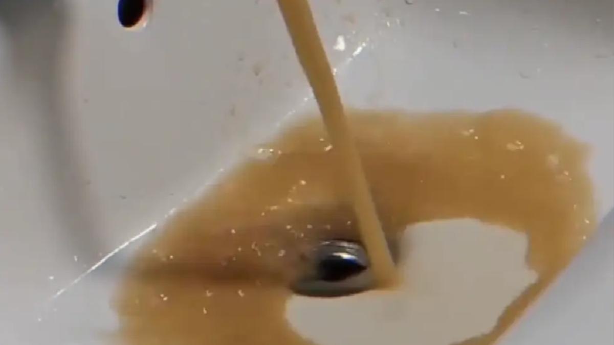杭州自來水發黃飄惡臭「傳誤接糞水管」　水廠：每戶免費用5頓