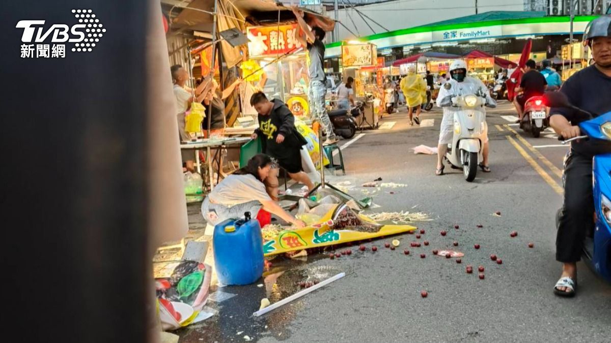 屏東颳8級陣風！東港夜市攤位吹垮　墾丁大街開傘花　