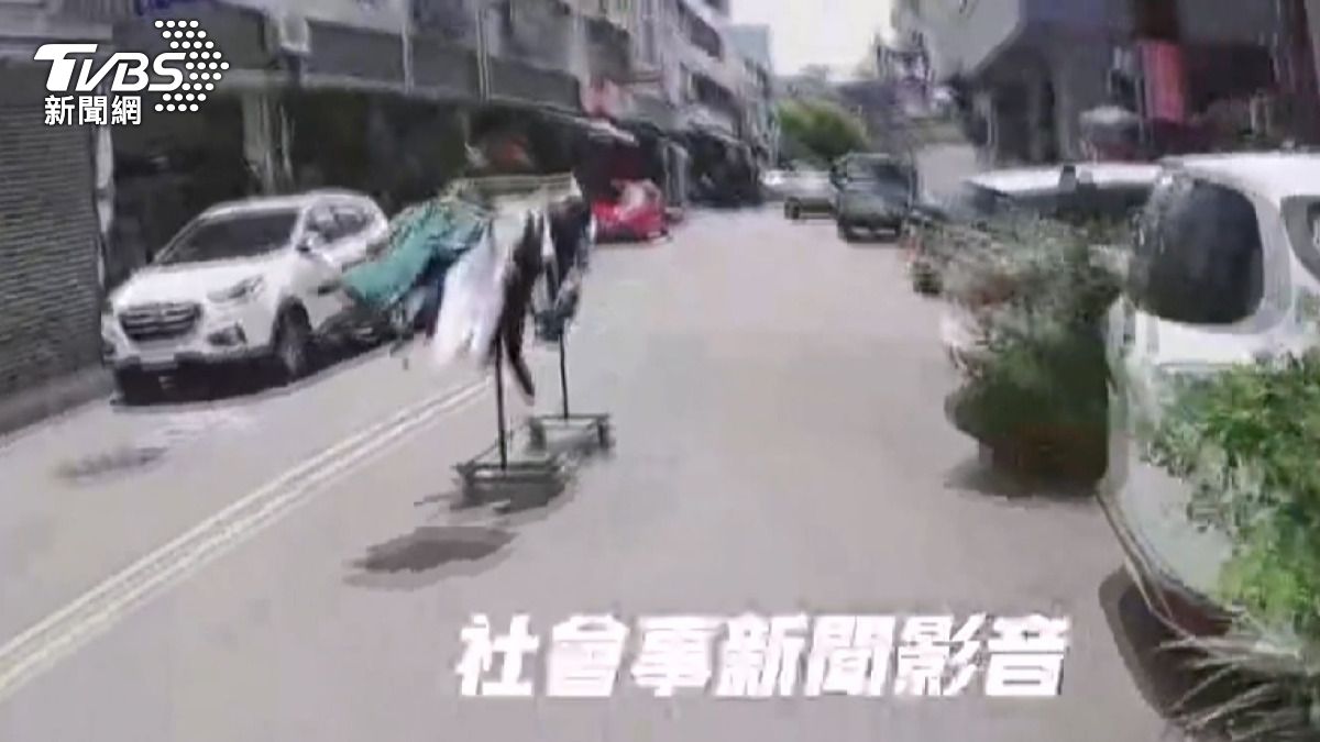 風太大！曬衣架「馬路狂飆」　路樹壓傷女騎士