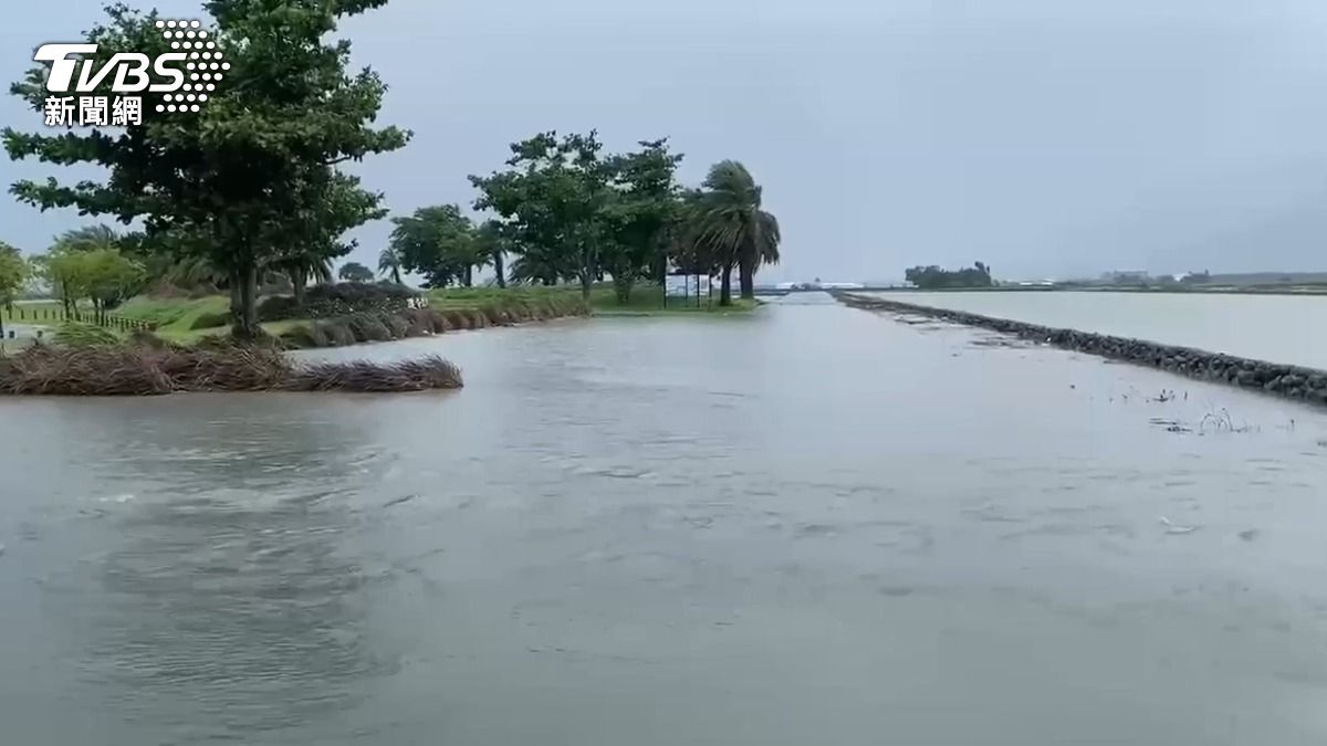 台東日降雨量4百米！水淹鐵軌一度停駛　知本溪堤岸崩塌