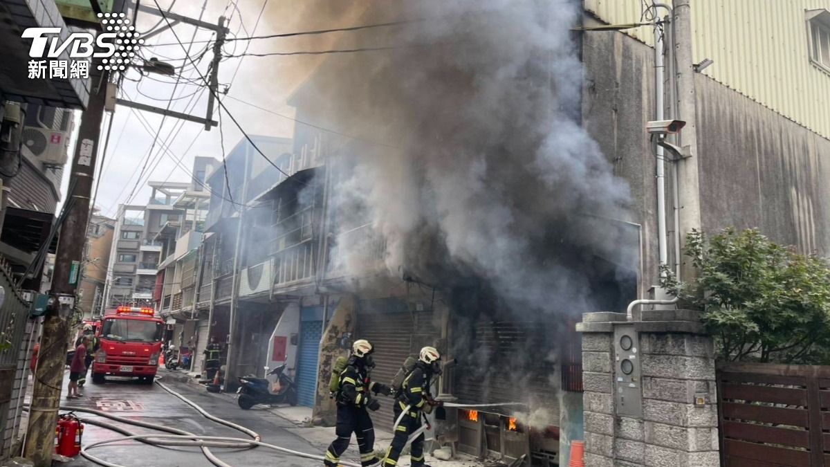桃園鐵皮建築起火竄濃煙！神壇、車輛全燒毀　1人雙手燒燙傷