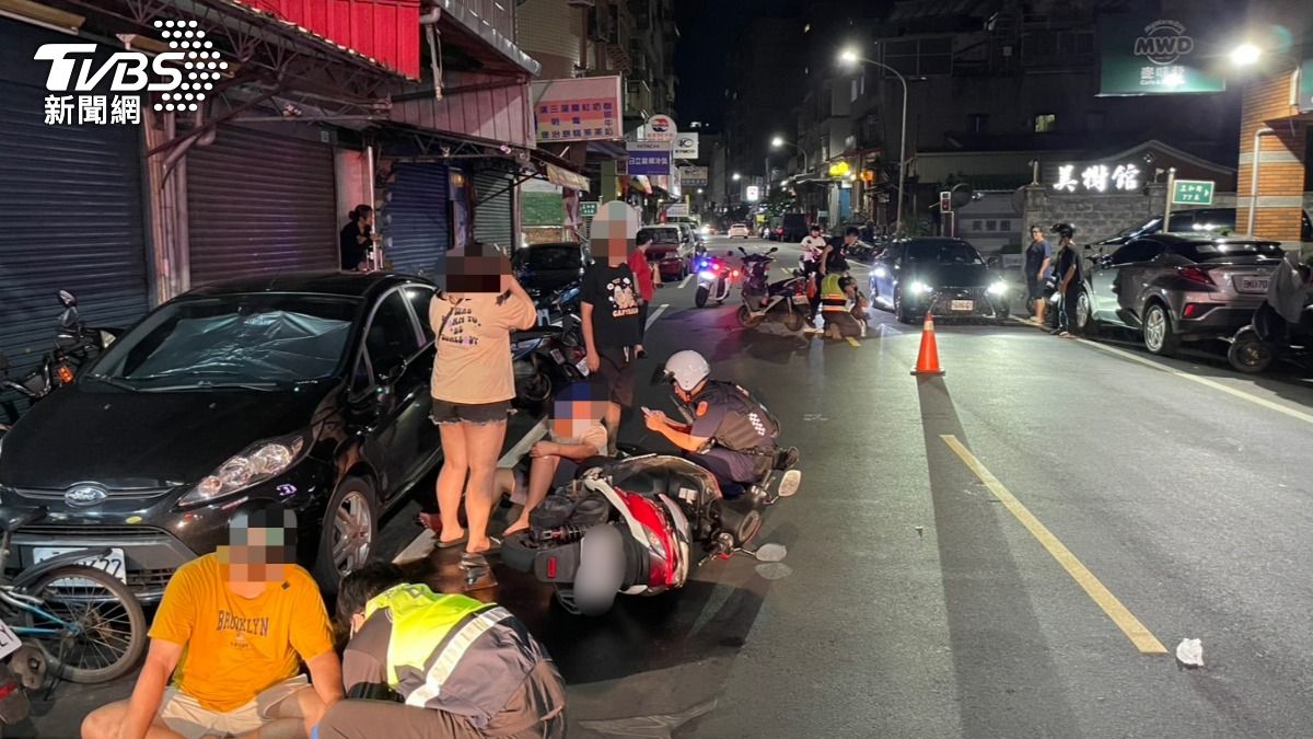 有片／媽是三寶！她載兒左轉跨線逆向　對撞來車4人慘摔