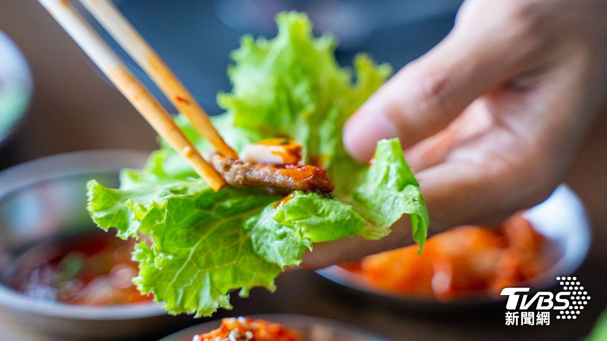 陸女愛吃生菜包肉！少做2事肚子痛爆　夾出「20公分活蟲」