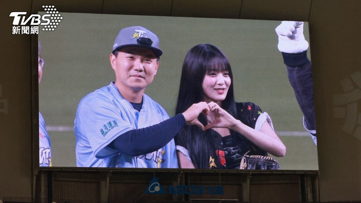 笑容藏不住！江坤宇愛心合照MINNIE　網暴動：為何阿坤可以