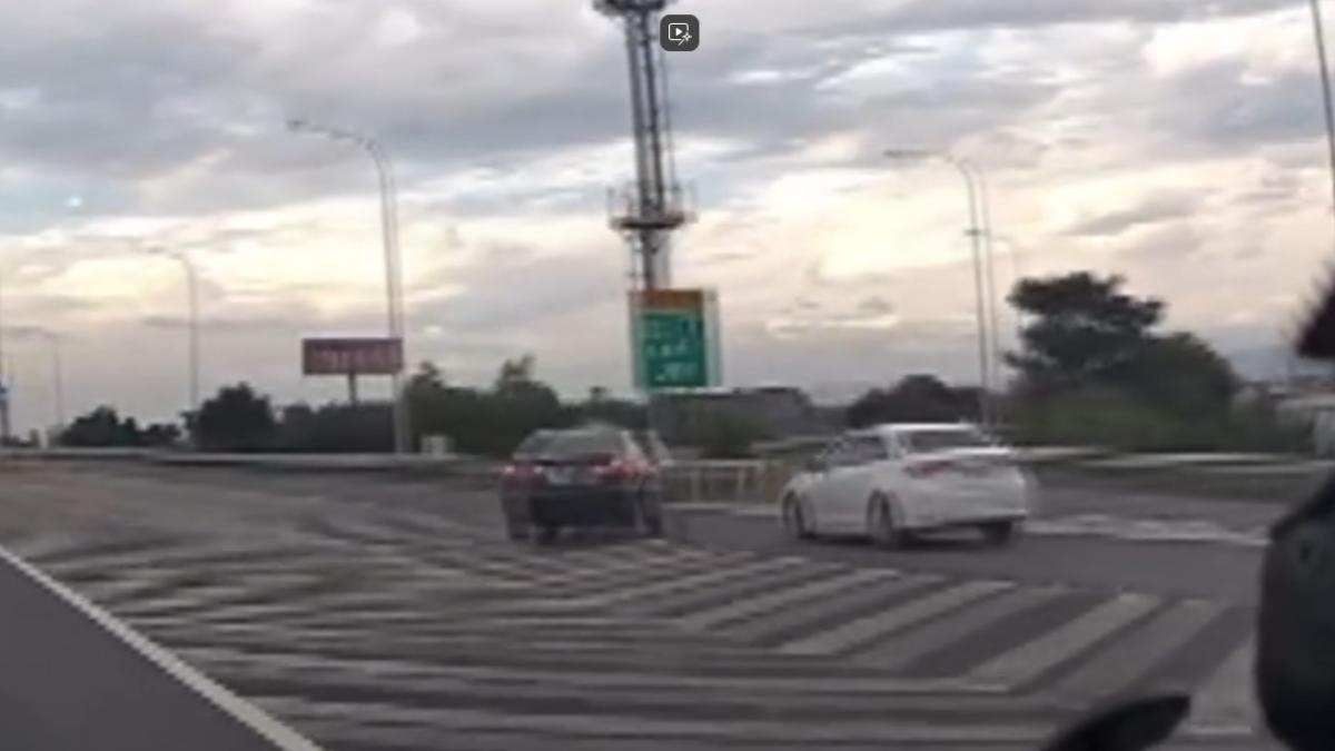 國道1號鬼切「跨槽化線搶匝道」！48歲男撞車　兩敗俱傷吃罰單