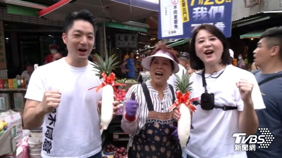 超級星期天！　蔣萬安、王鴻薇掃街收「好彩頭」