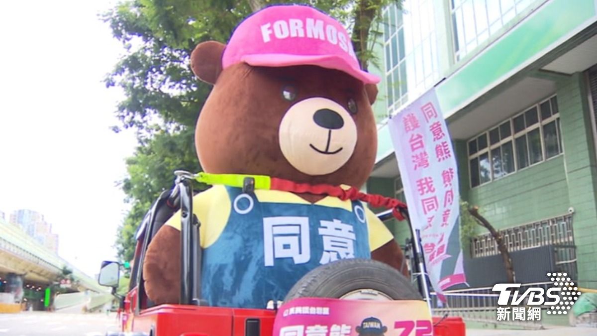 罷免小物新潮流！　衝組熊首亮相上戰車衝票