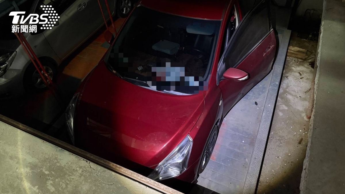 劉男和1歲童在地下室機械車位拿東西,結果不知情的鄰居誤觸啟動,導致1歲童頭被夾傷死亡。(圖/TVBS) 劉男和1歲童在地下室機械車位拿東西,結果不知情的鄰居誤觸啟動,導致1歲童頭被夾傷死亡。(圖/TVBS)