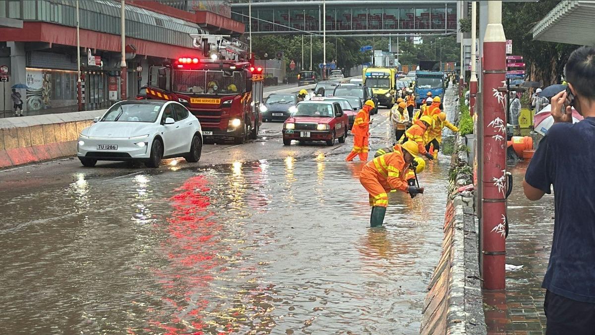 薇帕襲港「暴雨狂炸」！黃大仙商場天花板漏水　地面堆滿沙包搶救