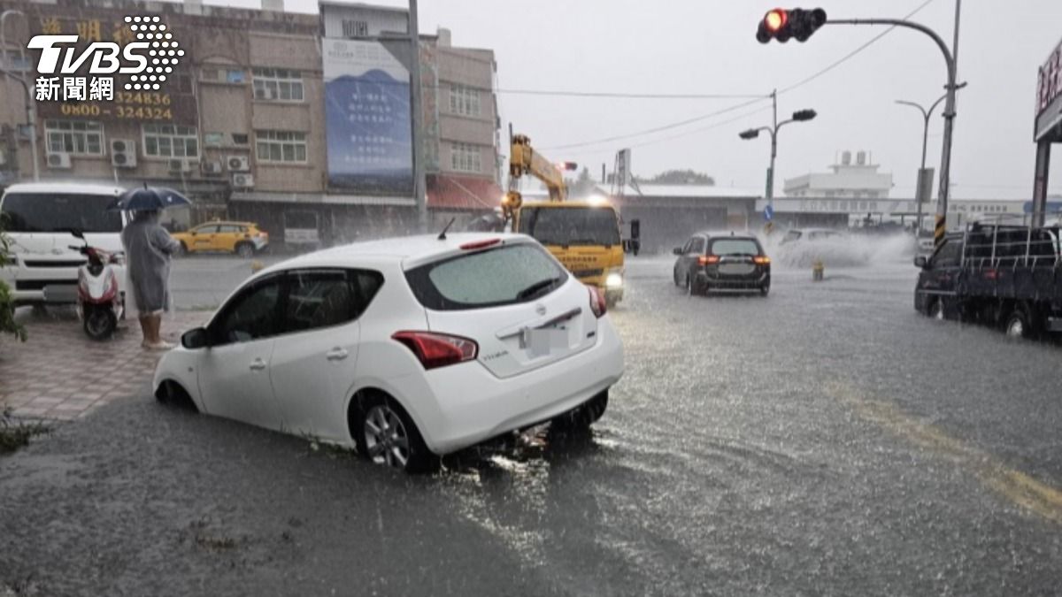 台東街道積水人車難行！議員里長合力抬洗腎阿嬤涉水上車