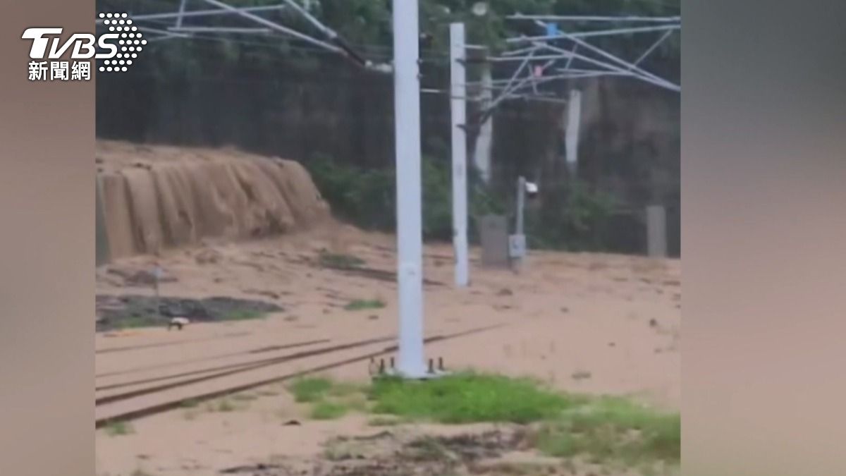 雨炸台東！　南迴鐵路.公路「雙斷」　泥水淹鐵軌、路面裂天坑