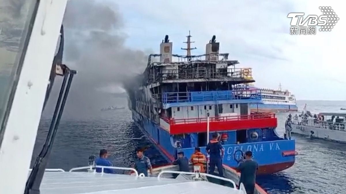 有片／印尼渡輪起火濃煙衝天！逾280名乘客跳海求生　3人身亡