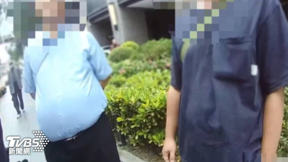 「抱小孩下車」險遭撞！　控男硬停婦幼車位