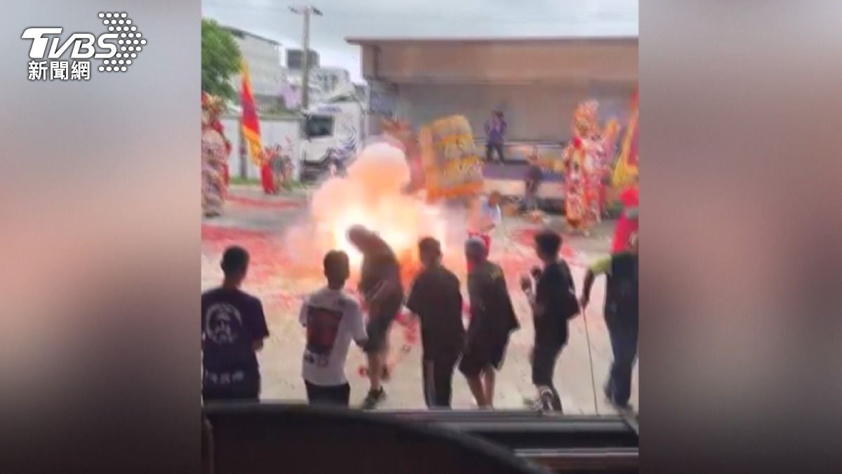 驚險畫面曝！　進香轎班衝進「鞭炮陣」　8人嚴重炸傷