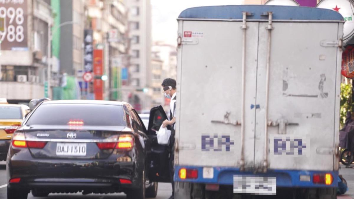 李進勇隨扈「開公務車幫買便當」　張斯綱檢舉：當Ubereats？