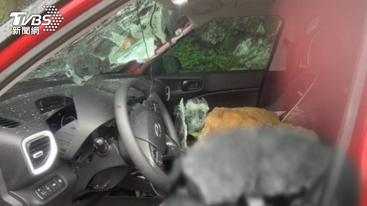 颱風外圍環流釀禍！蘇花公路落石砸車　一家三口驚魂逃死劫