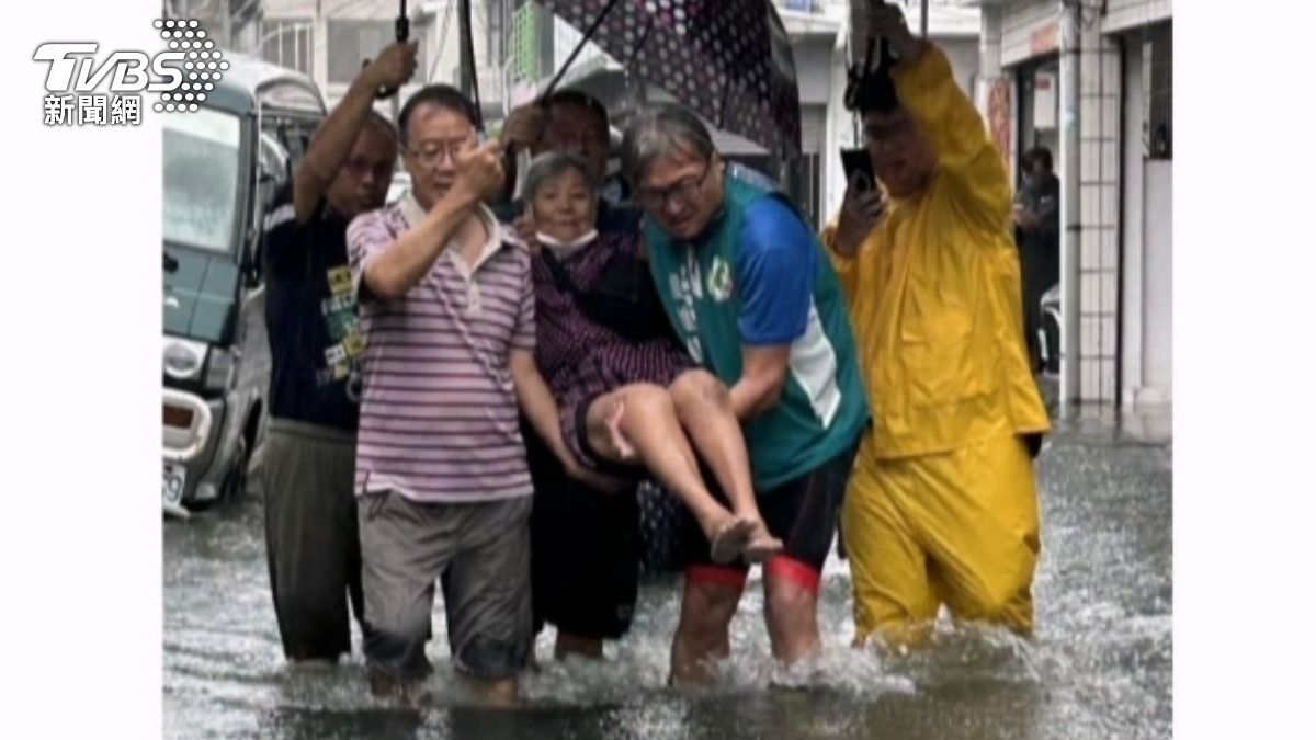 颱風尾發威！　台東豪雨淹到膝蓋　3壯丁「抬」洗腎嬤上長照車