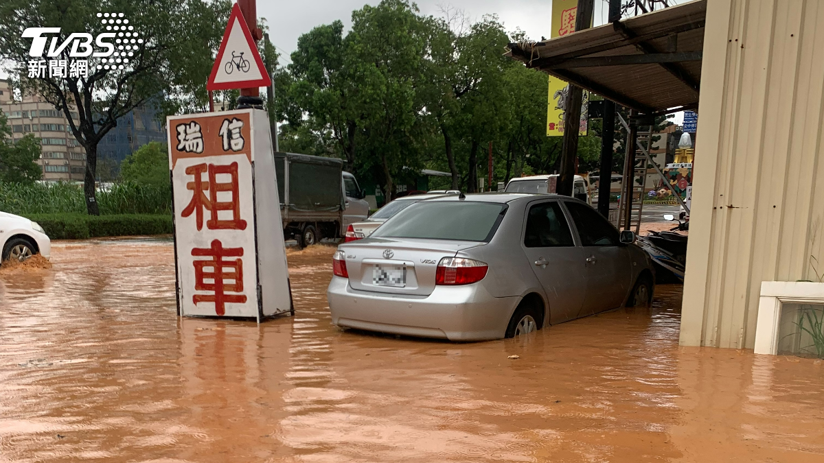 雨用倒的！金門低窪成土黃色汪洋、樓梯變瀑布　當地怨1週淹3次