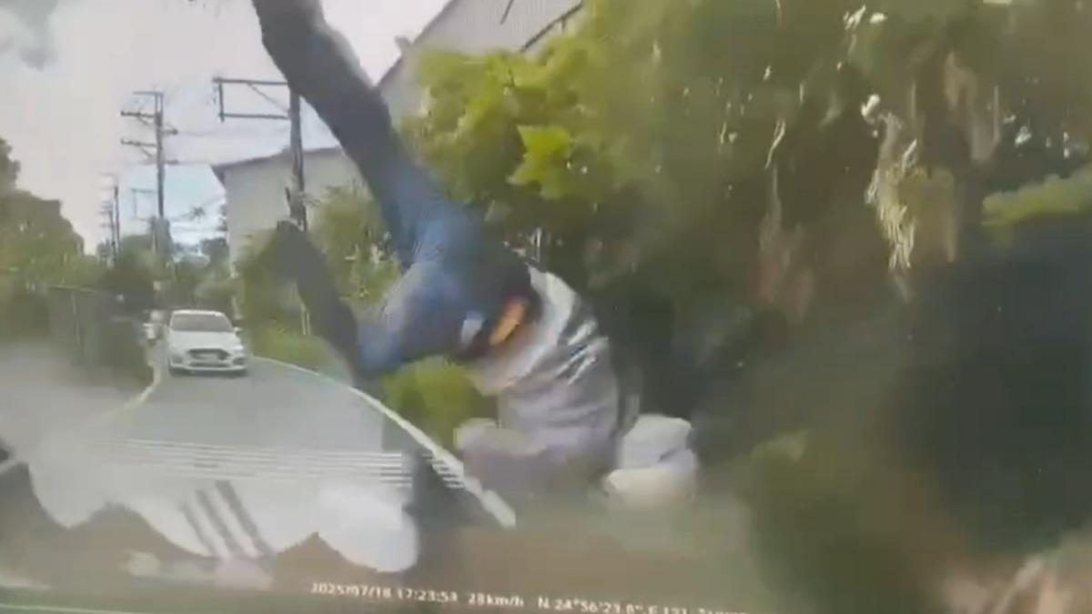 有片／彎道超車GG了！騎士迎面撞汽車　空翻「頭下腳上」重摔
