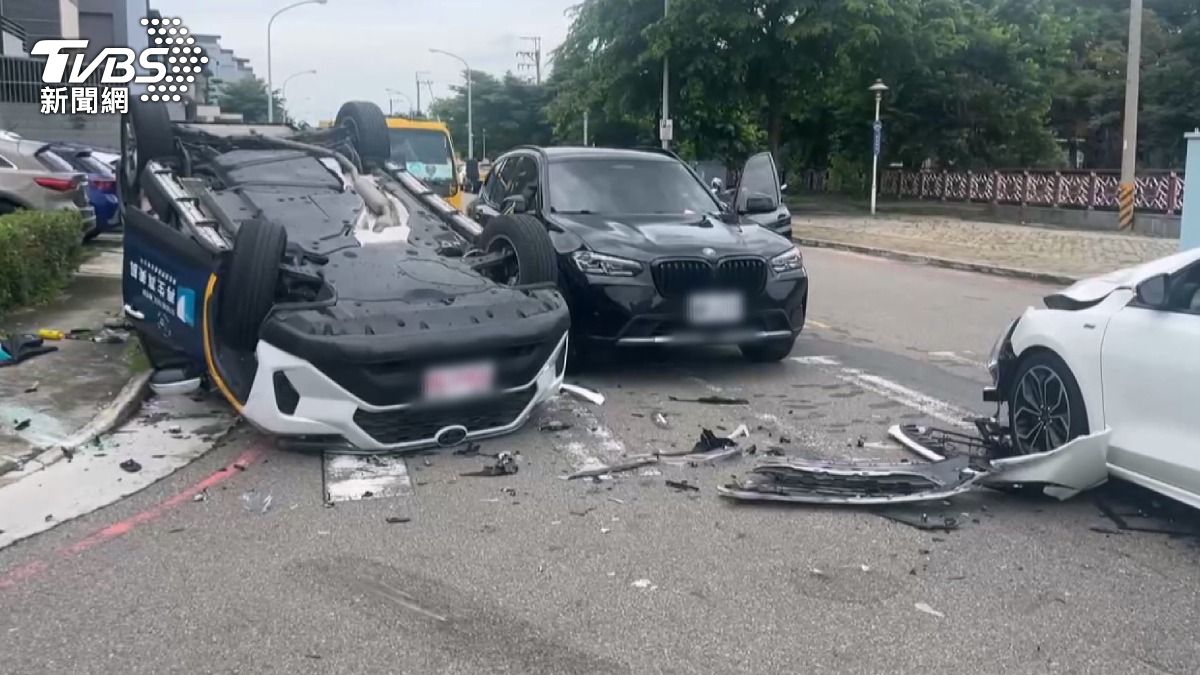 秒翻覆！計程車闖無號誌路口慘遭攔腰撞　路邊車剛要起步急煞車
