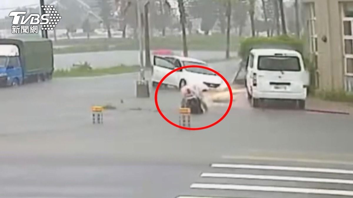 台東水淹三天！　道路慘變汪洋　車看不到路「掉進水溝」