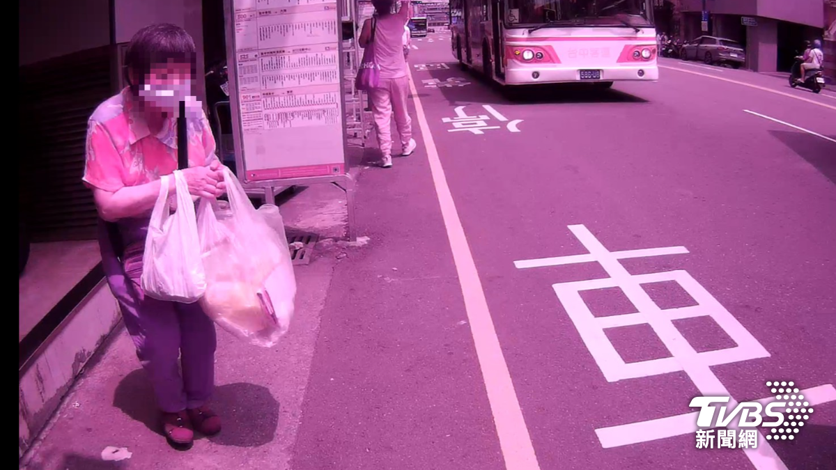 想搭公車回家！台中婦站一小時卻不招手　上前看才知無助原因